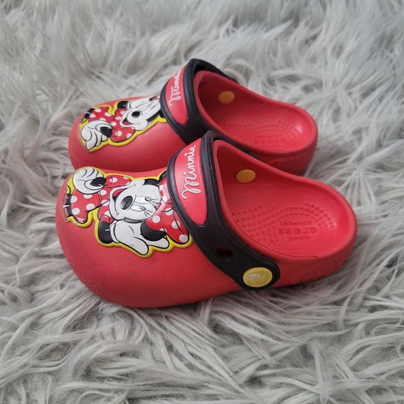Toddler Girl Red Minnie Mouse Crocs - Picture 2 of 6